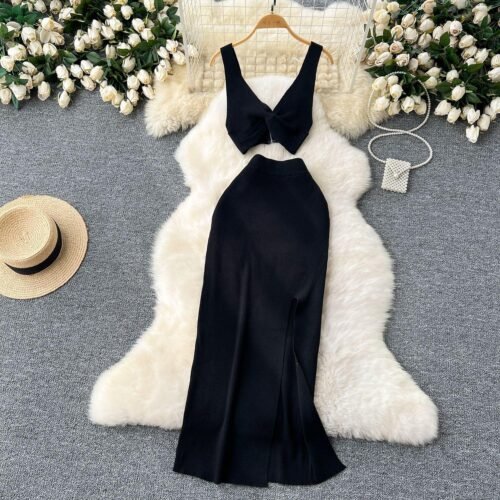 A Two-piece Knitted Vest With A Slimming, Body-hugging, Slit Skirt